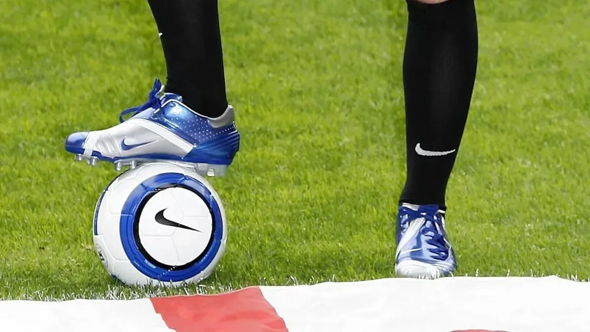 Nike не може перевипустити легендарні бутси Руні та Анрі через дитячого тренера: він вимагає у фірми $2,5 млн