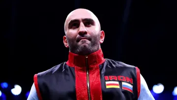 Пояс Усика дістався росіянину фактично без бою: деталі поєдинку Гассієва та Кадіру