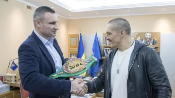«Для країни працюватиму»: чи варто Кличку остерігатися приходу Усика в політику – чемпіон дав чітку відповідь