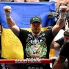 Усик після перемоги над Верховеном показав особливий прапор України на рингу: хто подарував стяг боксеру