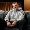 У бордовому костюмі, з велетенським хрестом: Усик з пафосом прогулявся Лондоном напередодні бою з Дюбуа – фото