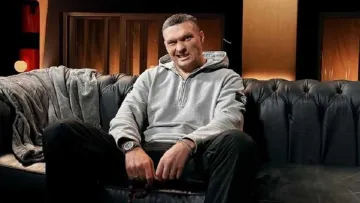 У бордовому костюмі, з велетенським хрестом: Усик з пафосом прогулявся Лондоном напередодні бою з Дюбуа – фото
