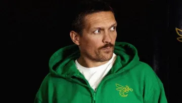 «Спробував боротьбу, грав у футбол»: Усик пригадав дитинство та розповів, чому він у юні роки обрав бокс