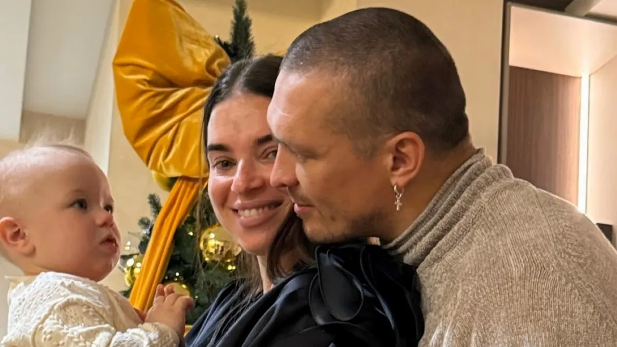 Чемпіон у ринзі, а вдома – милий тато: дружина Усика розчулила мережу фото боксера з донькою