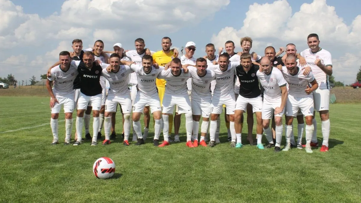 «Робочі будні»: гравці аматорського футбольного клубу здивували своїм заняттям поза полем – відео 