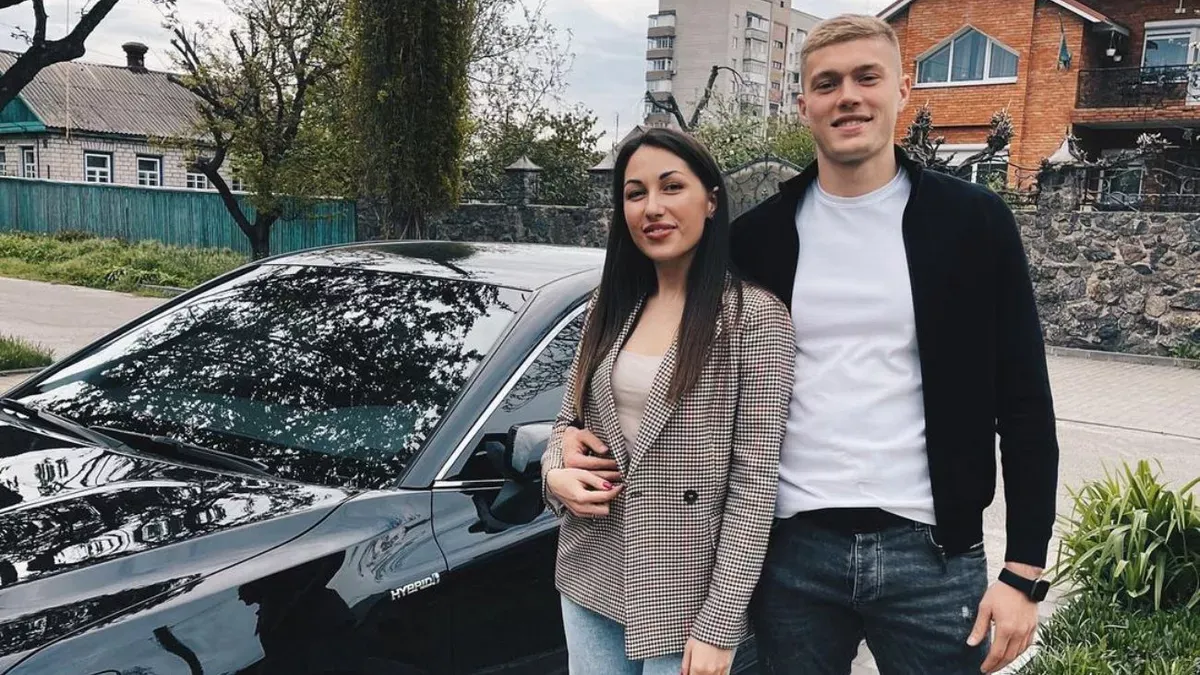Довбик показав свою дружину в обіймах: сім’я нападника збірної України святкує річницю весілля