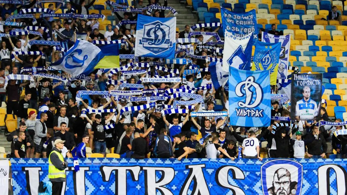 «Бийся або бійся»: фанати Динамо влаштували гарячий прийом гравцям перед стартом «Класичного» проти Шахтаря