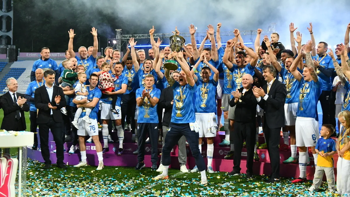 Динамо відсвяткувало чемпіонство: Суркіс із зятем і онуком, Шовковський, Ярмоленко і інші зірки – фоторепортаж