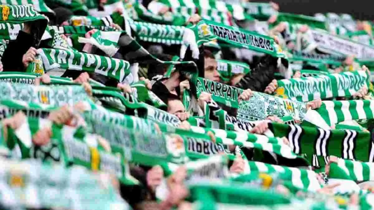 Під час матчу УПЛ між Шахтарем та Карпатами сталась жорстка бійка: фани «левів» побили стюардів – відео