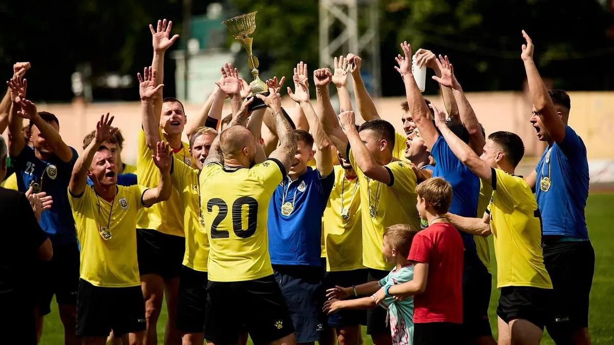 Всі гравці на весіллі: клуб-учасник Кубку України з футболу переніс офіційний матч через особливе свято