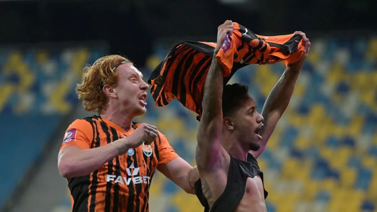 «Після такого важко продовжувати кар'єру»: Коноплю тонко, але жорстко затролили за симуляцію у матчі з Динамо