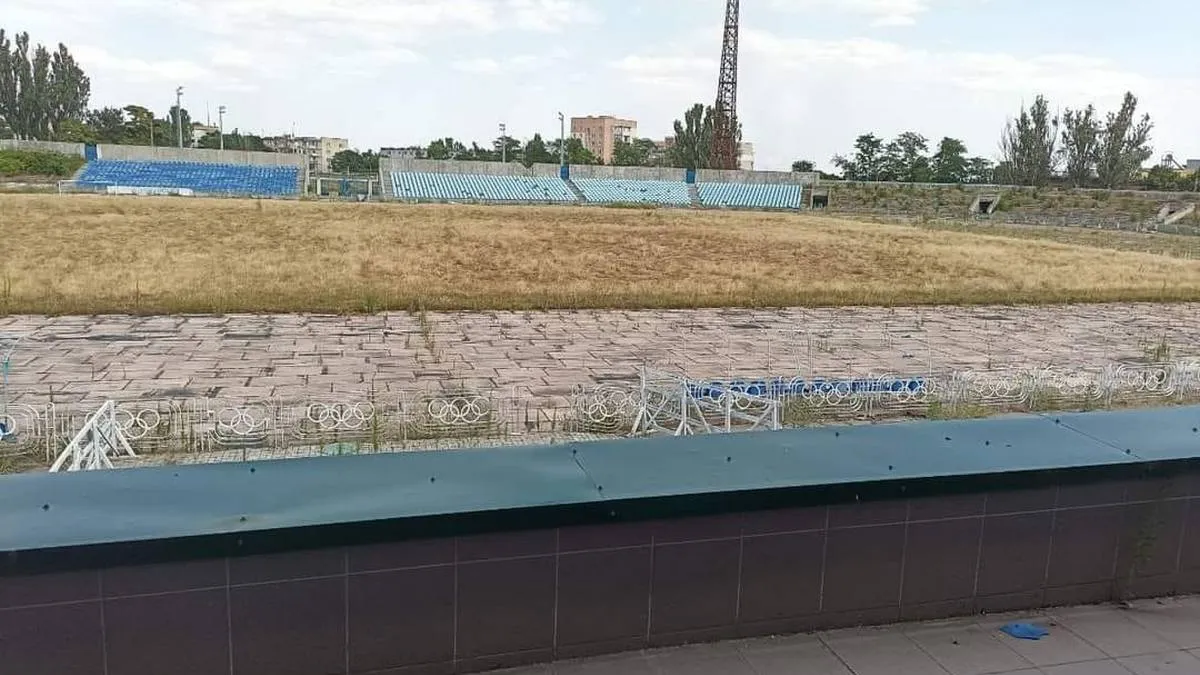Як сьогодні виглядає стадіон «Кристал» у Херсоні – відео: прифронтове місто щодня обстрілюють окупанти