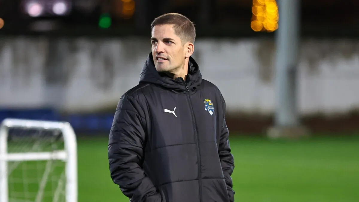 Будив ще до світанку і забороняв спати: екстренера збірної Іспанії звільнили з російського клубу через ChatGPT