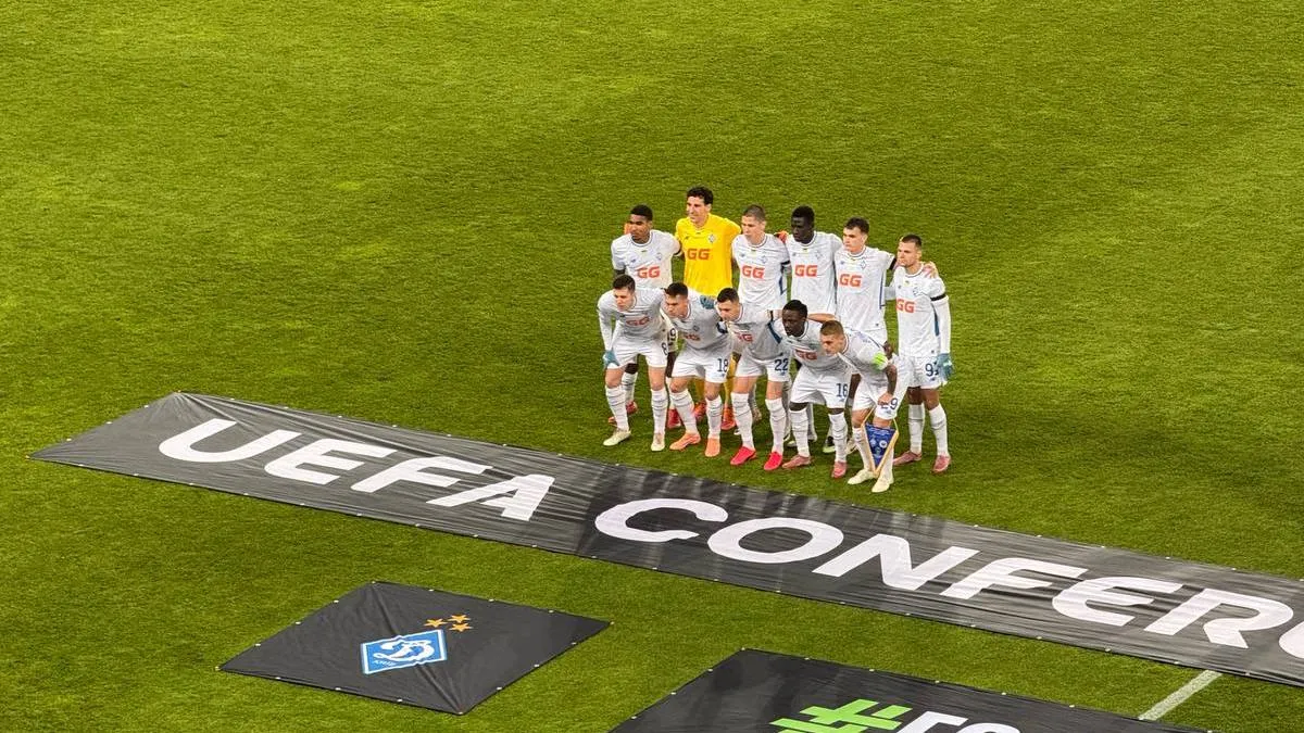 Динамо розпочало матч Ліги конференцій з хвилини мовчання та чорними стрічками – причина не в Україні