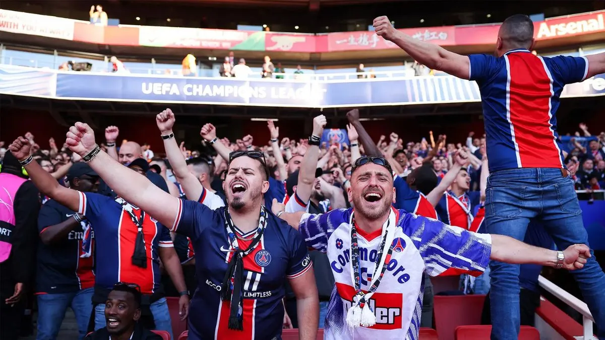 Фанат ПСЖ став вірусним у соцмережах: під час фото з гравцем і тренером парижан він спробував отримати роботу