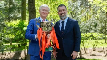 Ахметов зустрівся з тренером та директорами Шахтаря: президент отримав чемпіонський кубок і золоту медаль УПЛ