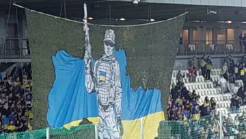 Фани збірної України влаштували вогняний перфоманс на стадіоні у Кракові перед грою з Азербайджаном: фото