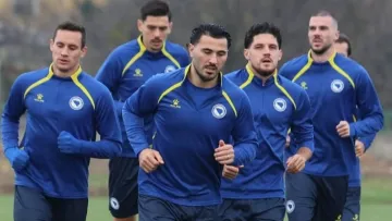 Італійський солдат в Боснії спостерігав за закритим тренуванням місцевої збірної: фото незвичного шпигуна