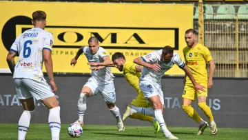 Презентація трофею, аншлаг і моторошна травма: Буковина і Динамо визначили першого фіналіста Кубку України