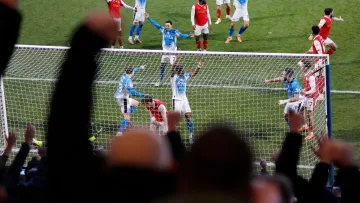 Замість ноги чи головою – сідницями: у чемпіонаті Англії стався максимально курйозний автогол – відео