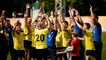 Всі гравці на весіллі: клуб-учасник Кубку України з футболу переніс офіційний матч через особливе свято