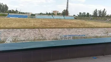 Як сьогодні виглядає стадіон «Кристал» у Херсоні – відео: прифронтове місто щодня обстрілюють окупанти
