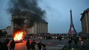 Підпали, розтрощені вітрини та феєрверки: у Парижі фанати своєрідно відсвяткували перемогу Забарного в ЛЧ