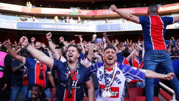 Фанат ПСЖ став вірусним у соцмережах: під час фото з гравцем і тренером парижан він спробував отримати роботу