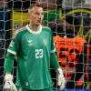 Воротар збірної України допустив фантастичний ляп у матчі Ліги націй: відео та звернення Різник до фанів