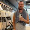 Мілевський спітнів у боксерському залі, але жодного разу не вдарив суперника: відео моменту з легендою Динамо