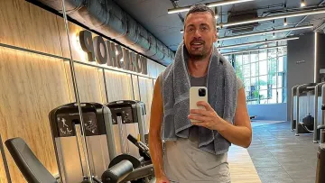 Мілевський спітнів у боксерському залі, але жодного разу не вдарив суперника: відео моменту з легендою Динамо