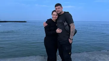 З дружиною і дитиною у особливому для українців місці: екснападник збірної України показав миле сімейне фото