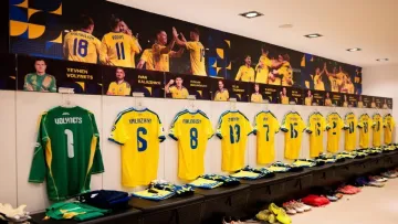 УАФ показала фото з роздягальні збірної України перед грою з Ісландією: приміщення прикрашає особливий прапор