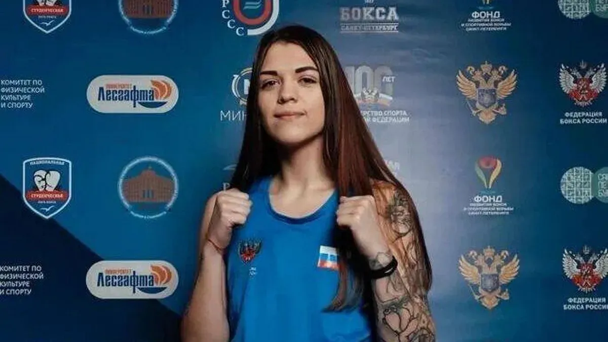 Російська спортсменка накурила вейпом орангутанга в зоопарку Криму – що їй загрожує: відео обурливого моменту