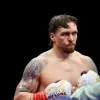 Рідкісний вихід у світ: Усик показав 16-річну доньку під час львівського вечора боксу