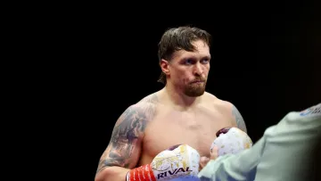 Рідкісний вихід у світ: Усик показав 16-річну доньку під час львівського вечора боксу