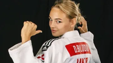 «‎Погода радує, настрій весняний»: Білодід показала нове фото і вразила красою