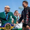Усик продав чемпіонський пояс за десятки мільйонів гривень заради благодійності: хто купив титул українця