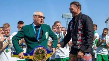 Усик продав чемпіонський пояс за десятки мільйонів гривень заради благодійності: хто купив титул українця