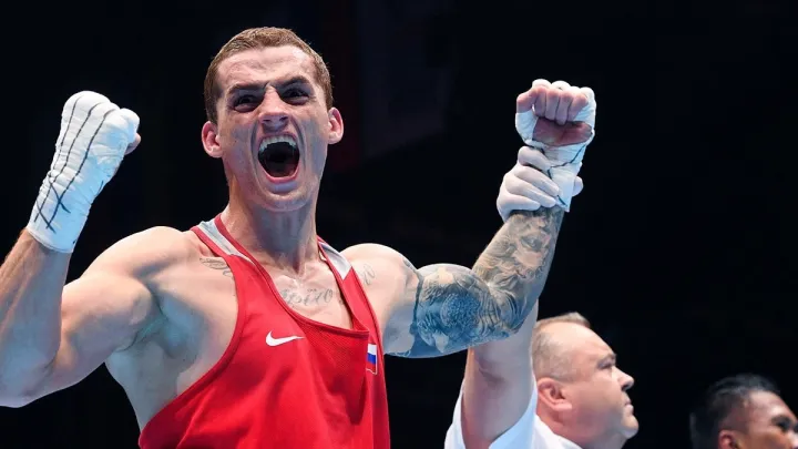 Чемпіон світу з боксу зрадив Україну, а зараз знову з’явився з синьо-жовтим прапором: фотодоказ