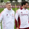 Довбик та Хуммельс взяли по хот-догу та прийшли підтримати Світоліну: кумедне відео за участю гравців Роми