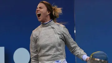 Харлан підібрала годинник для виступів, який пасує її манікюру: ось як виглядає і скільки коштує аксесуар