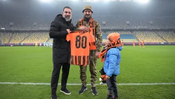 Шахтар надав право першого символічного удару в матчі з Полтавою ветерану війни: відео моменту