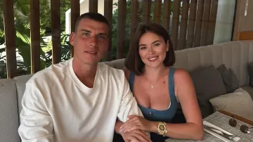 Дружина Луніна здивувала підписників новим кадром: обраниця зіркового футболіста змінила зачіску