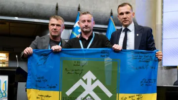 Шевченко та Ребров отримали прапор України з підписами бійців «Хартії»: Жадан зустрівся з легендами футболу