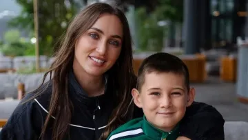 «В надійних чоловічих руках»: Ганна Різатдінова показала, як син піклується про неї