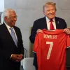 «Граємо за мир? Ну добре-добре»: Трамп стримано відреагував на подарунок від Роналду – відео