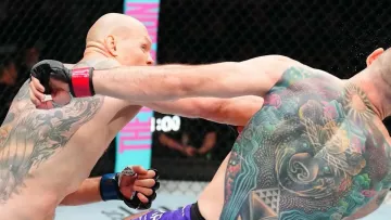 На турнірі UFC нокаутували бійця, який проміняв Україну на Росію: відео ефектного епізоду на початку двобою