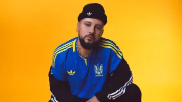 Співак MONATIK відвідав матч Динамо – Шахтар у Києві: артист виклав атмосферне відео зі стадіону