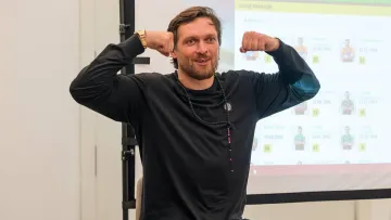 Усик провів тренування з футбольним клубом Полісся: відео зіркового українського боксера у незвичній ролі 